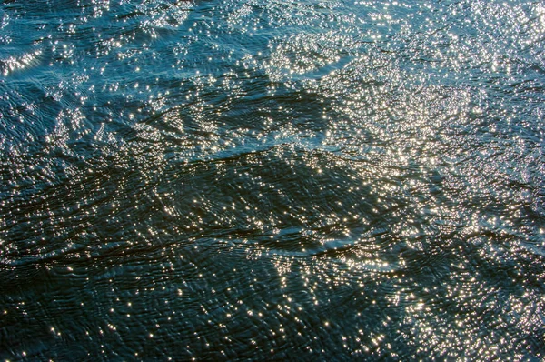 Tekstur. baggrund. vand under den nedgående sol - Stock-foto