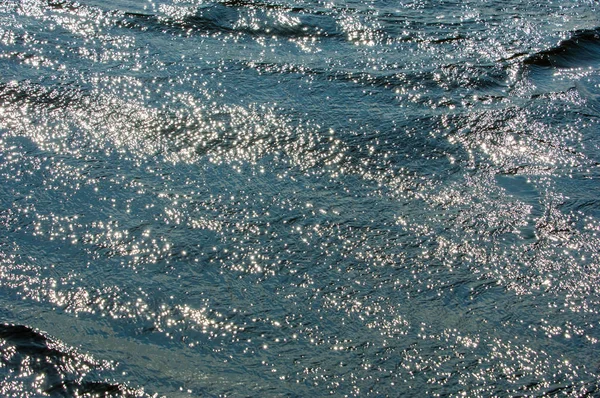 Consistenza. sfondo. acqua sotto il sole al tramonto — Foto Stock