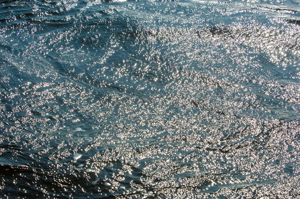Текстура. Предыстория. вода под заходящим солнцем — стоковое фото