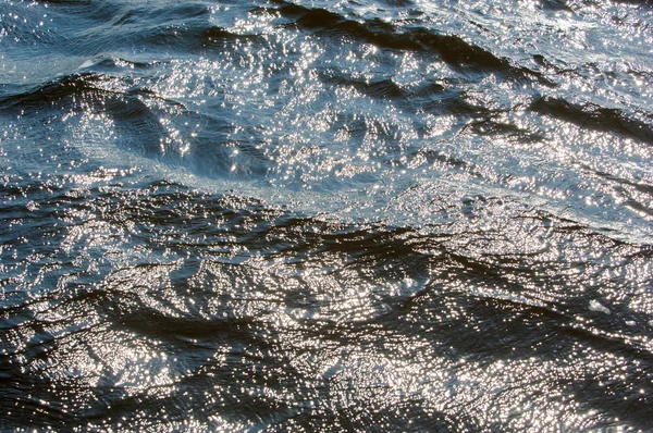 Faktura. tło. woda pod zachodzącym słońcem — Zdjęcie stockowe