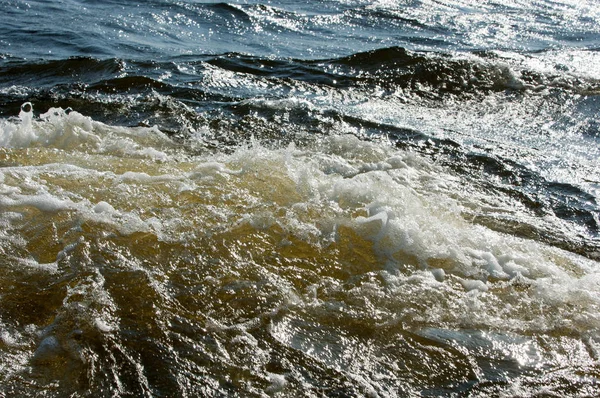 Υφή. φόντο. νερό κάτω από τη δύση του ήλιου — Φωτογραφία Αρχείου