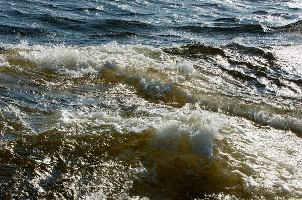 Textur. Hintergrund. Wasser unter der untergehenden Sonne — Stockfoto