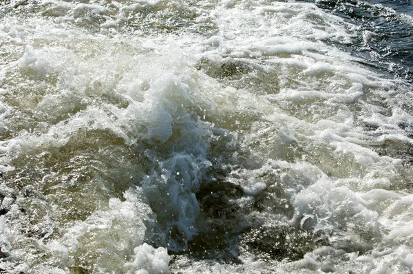 Textura. fondo. agua bajo el sol poniente — Foto de Stock