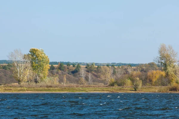Падаюча річка. Осінь барвисте листя над озером з красивим гуком — стокове фото