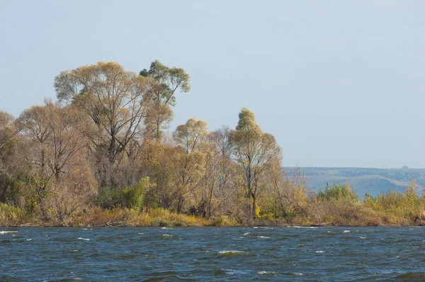 Падаюча річка. Осінь барвисте листя над озером з красивим гуком — стокове фото