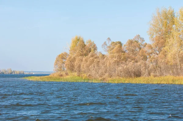 Rzeka jesień. Jesienne kolorowe liście nad jeziorem z pięknym woo — Zdjęcie stockowe