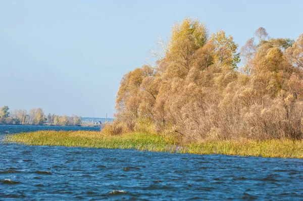 Zuhanj! Ősz színes lombozat a tó felett gyönyörű woo — Stock Fotó