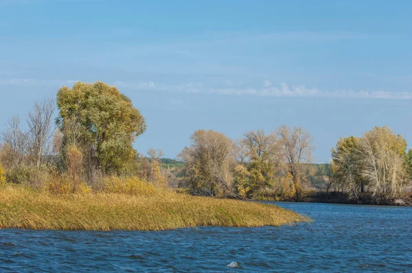 Caduta del fiume. Autunno fogliame colorato sul lago con bella corteggiamento — Foto Stock