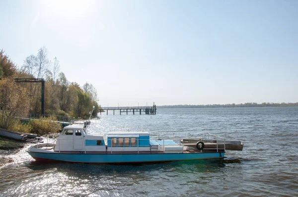 Barco fluvial. barco no lago azul com céu nublado, série natureza — Fotografia de Stock