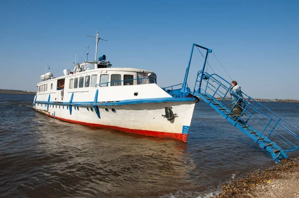 Barco fluvial. barco no lago azul com céu nublado, série natureza — Fotografia de Stock