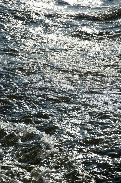 Textura. antecedentes. água sob o sol poente — Fotografia de Stock