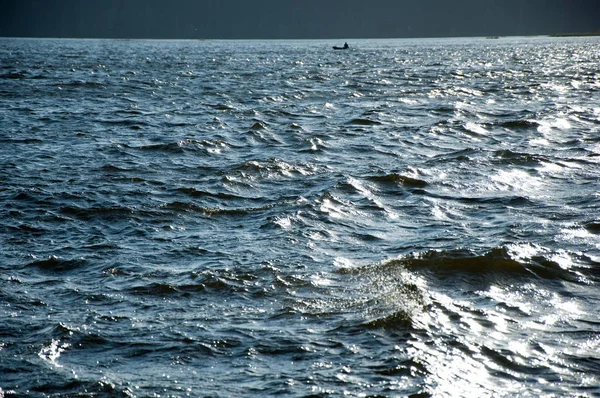 Textuur. achtergrond. water onder de ondergaande zon — Stockfoto