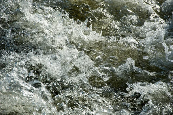 Textur. Hintergrund. Wasser unter der untergehenden Sonne — Stockfoto