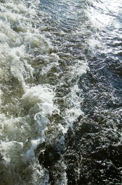 Textur. Hintergrund. Wasser unter der untergehenden Sonne — Stockfoto