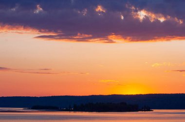 Kama Nehri 'nde gün doğumu