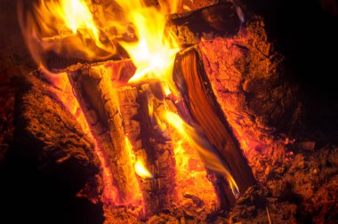 Doku, arka plan. Ateşteki ateş, soğuk sonbahar akşamı