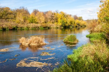 Sonbaharda nehir, yılın altın zamanı.