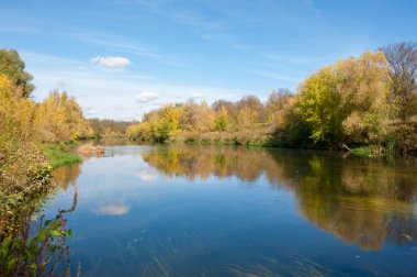 Sonbaharda nehir, yılın altın zamanı.