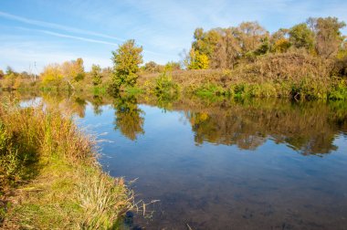Sonbaharda nehir, yılın altın zamanı.