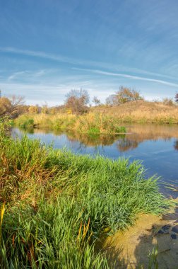 Sonbaharda nehir, yılın altın zamanı.