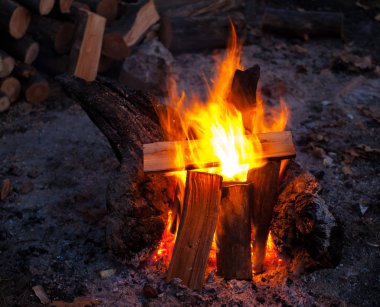 Doku, arka plan. Ateşteki ateş, soğuk sonbahar akşamı