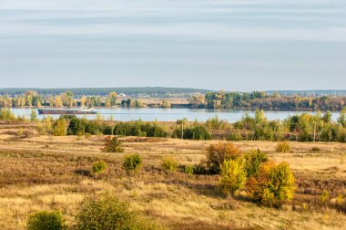 Nehir kenarındaki sonbahar çayırları
