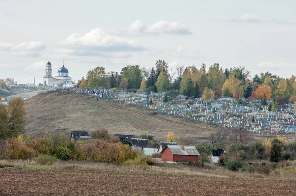 Höst. kyrkogård (kyrkogård), den ortodoxa kyrkan — Stockfoto