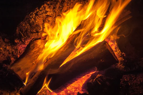 纹理，背景。 火中的火，寒冷的秋夜 — 图库照片