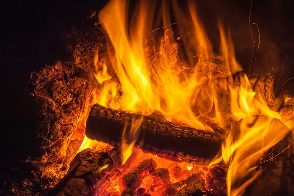 纹理，背景。 火中的火，寒冷的秋夜 — 图库照片