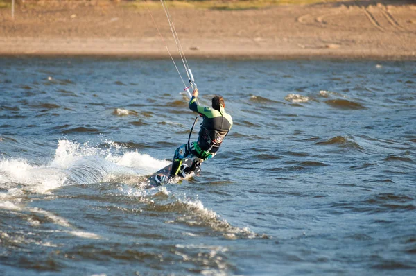 1 oktober 2015 de rivier de Kama, Tatarstan, Rusland. Vlieger - is niet — Stockfoto