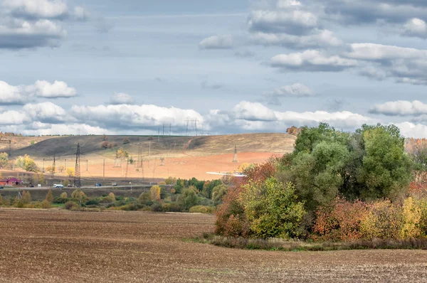 Outono árvores amarelas, colinas, campo arado — Fotografia de Stock
