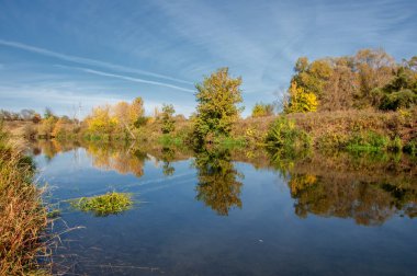 Sonbaharda nehir, yılın altın zamanı.