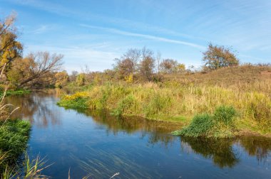Sonbaharda nehir, yılın altın zamanı.