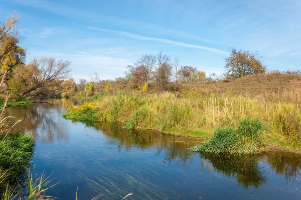 Rzeka jesienią, złoty okres roku — Zdjęcie stockowe