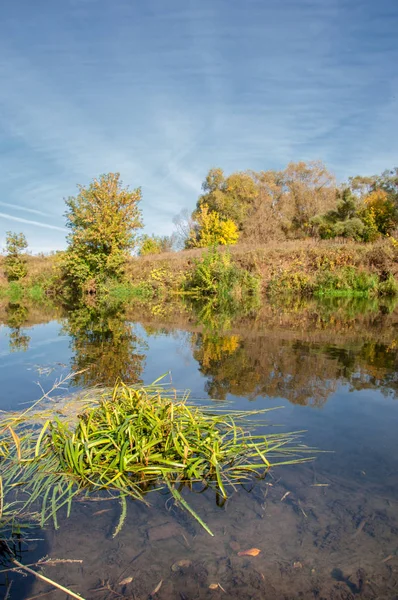 Fiume in autunno, il periodo d'oro dell'anno — Foto Stock