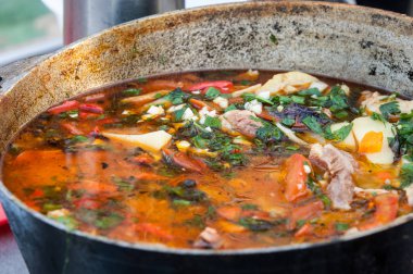 Manzara. Kamp ateşinde pişirilmiş güveç.. 