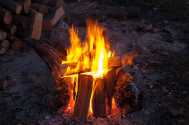Doku, arka plan. Ateşteki ateş, soğuk sonbahar akşamı