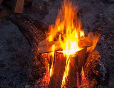 Doku, arka plan. Ateşteki ateş, soğuk sonbahar akşamı