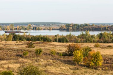 Nehir kenarındaki sonbahar çayırları