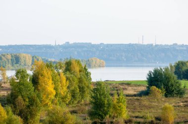 Nehir kenarındaki sonbahar çayırları