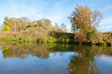 Sonbaharda nehir, yılın altın zamanı.