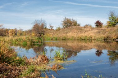 Sonbaharda nehir, yılın altın zamanı.