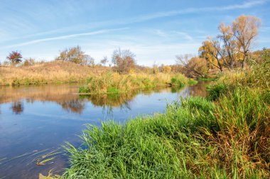 Sonbaharda nehir, yılın altın zamanı.