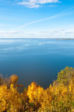Nehrin yüksek kıyısından sonbahar manzarası