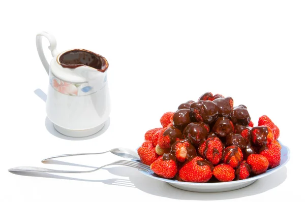 Chokladöverdragna jordgubbar — Stockfoto