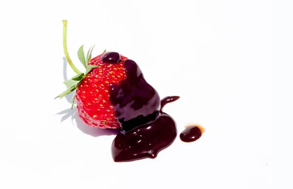Chocolate covered strawberries — Stock Photo, Image