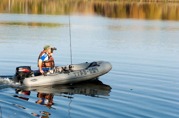 Резиновые лодки готовы к рыбалке — стоковое фото