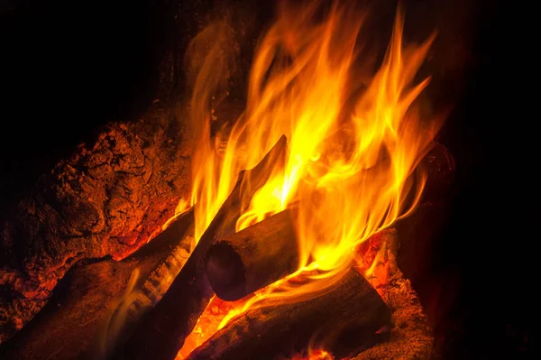 Υφή Φόντο Φωτιά Στη Φωτιά Κρύο Φθινοπωρινό Βράδυ — Φωτογραφία Αρχείου