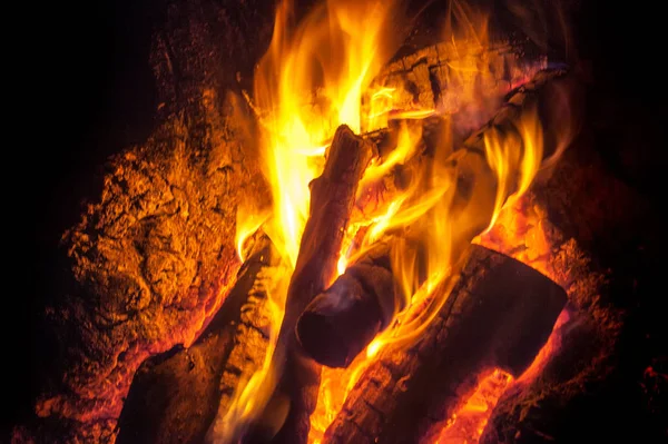 Doku Arka Plan Ateşteki Ateş Soğuk Sonbahar Akşamı — Stok fotoğraf