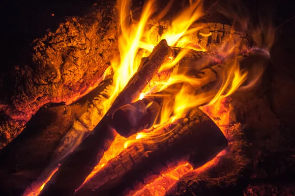 Doku Arka Plan Ateşteki Ateş Soğuk Sonbahar Akşamı — Stok fotoğraf